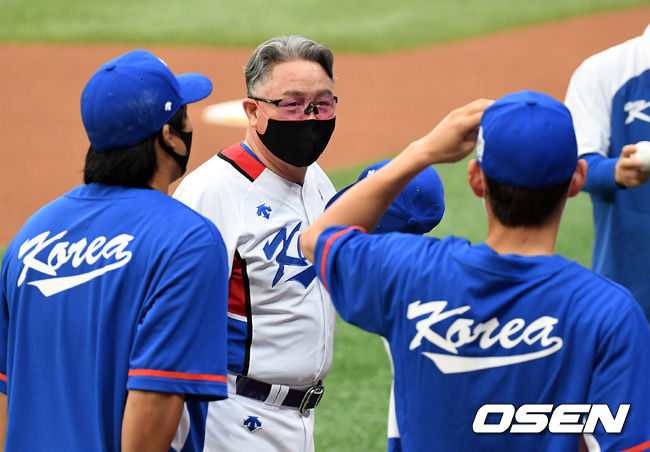 김경문 감독이 강백호, 이정후와 훈련을 준비하며 이야기를 나누고 있다. 2021.07.18 /jpnews@osen.co.kr