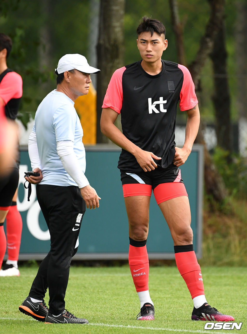 김학범 감독이 훈련을 지켜보며 정태욱과 이야기를 나누고 있다. 2021.07.02 /jpnews@osen.co.kr