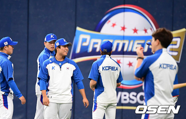 고우석, 이승호, 강백호 등이 스트레칭을 하며 몸을 풀고 있다. /jpnews@osen.co.kr