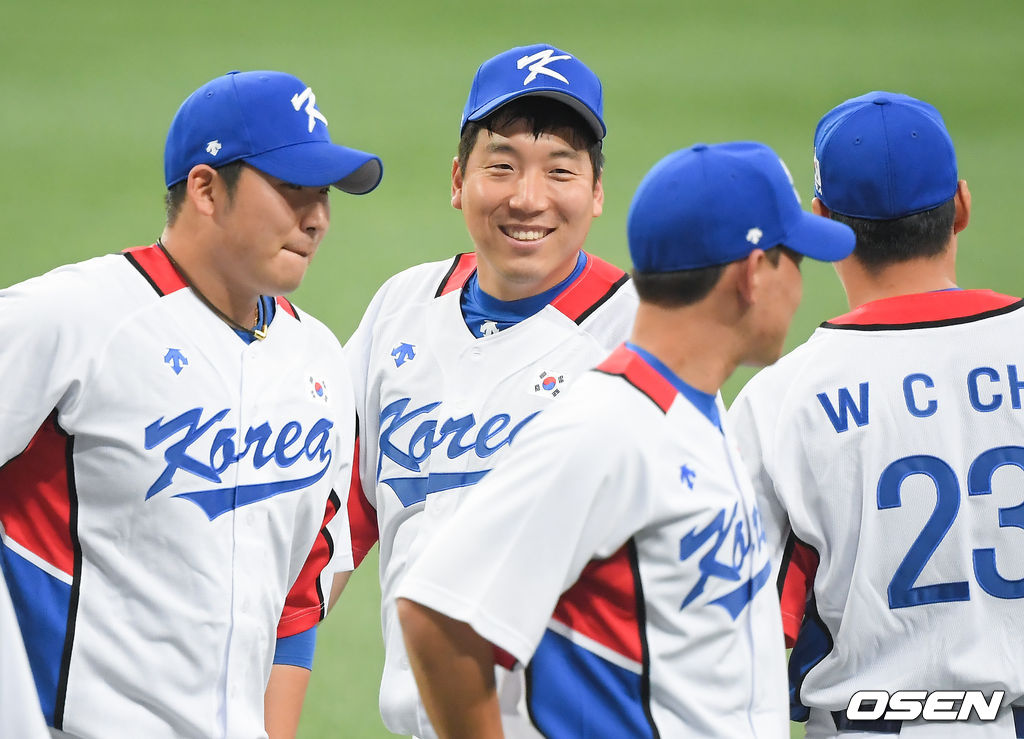 17일 오후 서울 고척스카이돔에서 도쿄올림픽에 출전하는 야구대표팀의 공식훈련이 진행됐다.김현수가 대표팀 첫 발탁된 김진욱과 이야기를 나누고 있다.  21.07.17 / soul1014@osen.co.kr