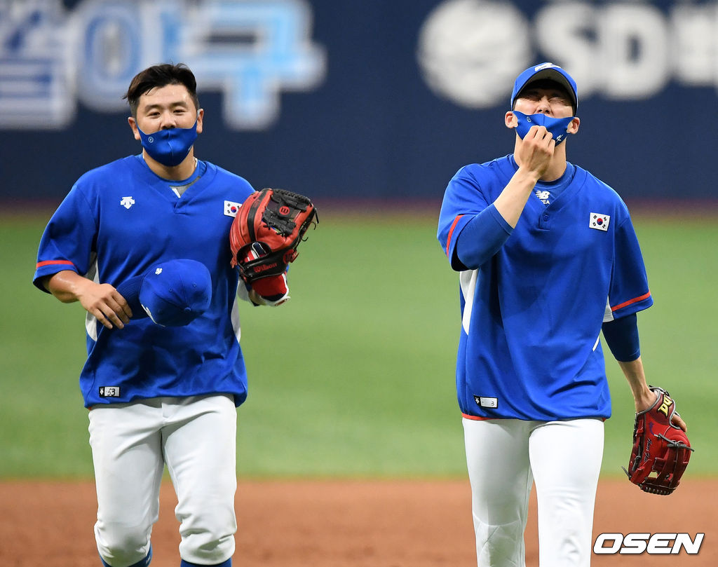 최주환, 김혜성이 수비 훈련을 마치고 숨을 몰아쉬고 있다. 2021.07.20 /jpnews@osen.co.kr