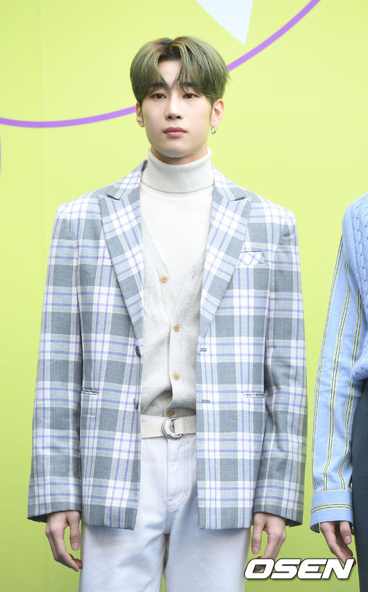 18일 서울 중구 동대문디자인플라자에서 '2020 S/S 서울패션위크 - LLEE 컬렉션 포토월행사가 진행됐다. 엑스원 한승우가 포토타임을 갖고 있다. /youngrae@osen.co.kr