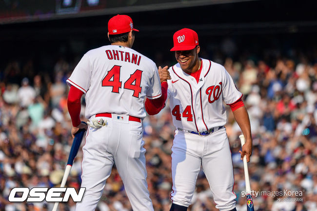 [사진] 홈런 더비에서 오타니와 웃으며 인사하는 소토(오른쪽) 2021.07.13 ⓒGettyimages(무단전재 및 재배포 금지)