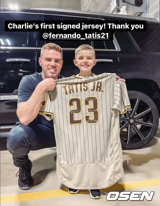 [사진] 페르난도 타티스 주니어의 사인 저지를 선물받고 인증샷을 찍은 프레디 프리먼과 아들 찰리. <프레디 프리먼 트위터 캡처>