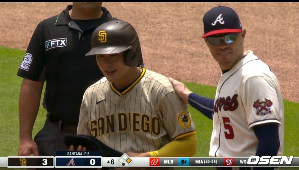 [사진] 애틀랜타의 프레디 프리먼(오른쪽)이 22일(한국시간) 트루이스트 파크에서 열린 샌디에이고와의 경기 6회서 내야 안타로 1루를 밟은 김하성의 어깨를 툭툭 치고 있는 모습, <MLB TV 경기 중계 화면 캡처>