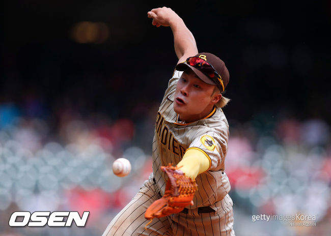 [사진] 샌디에이고의 김하성이 22일(한국시간) 트루이스트 파크에서 벌어진 애틀랜타와의 더블헤더 1차전 7회 말 수비에서 몸을 던져 타구를 잡아내려 하고 있다.ⓒGettyimages(무단전재 및 재배포 금지)