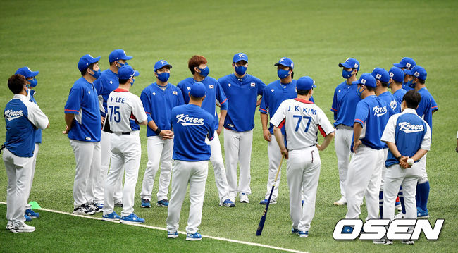 21일 오후 서울 고척스카이돔에서 도쿄올림픽에 출전하는 야구대표팀의 공식훈련이 진행됐다.대표팀이 훈련에 앞서 이야기를 나누고 있다. 2021.07.21 /youngrae@osen.co.kr