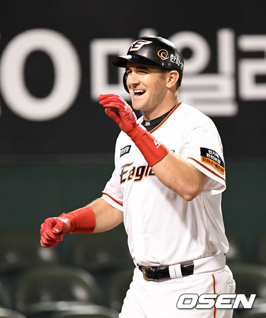 5회말 2사에서 한화 호잉이 솔로포를 날리고 미소짓고 있다. /jpnews@osen.co.kr