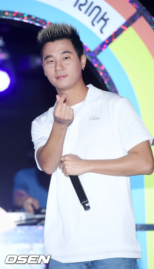 베이식이 포토월에서 포즈를 취하고 있다. /rumi@osen.co.kr