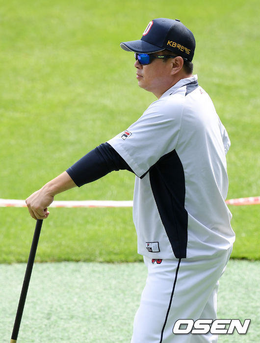 두산 김태형 감독이 그라운드 위에서 선수들의 훈련을 체크하고 있다./ rumi@osen.co.kr