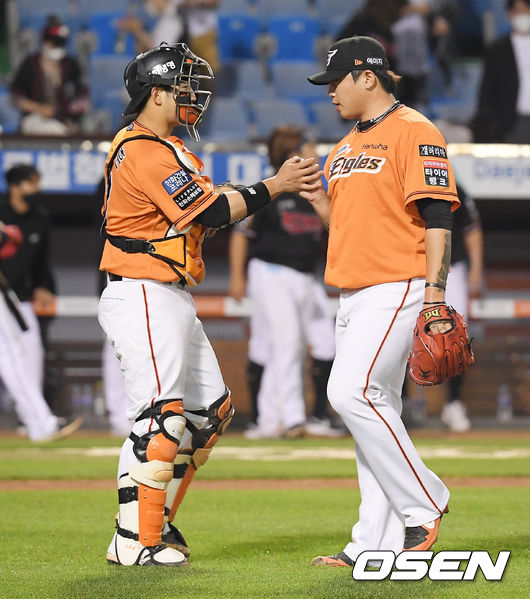 한화 포수 최재훈 포수와 투수 윤호솔이 경기 종료 후 승리의 기쁨을 나누고 있다. 