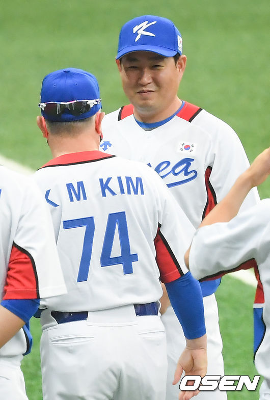 17일 오후 서울 고척스카이돔에서 도쿄올림픽에 출전하는 야구대표팀의 공식훈련이 진행됐다.김경문 감독이 양의지와 인사를 나누고 있다. 21.07.17 / soul1014@osen.co.kr