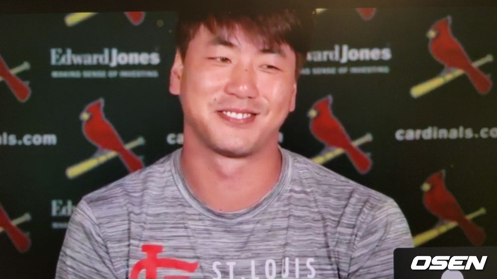 [사진]세인트루이스의 김광현이 23일(한국시간) 부시 스타디움에서 벌어진 시카고 컵스와의 홈경기에 선발 등판해 5연승을 거둔 뒤 화상 인터뷰를 진행하고 있다. <세인트루이스 카디널스 구단 제공 영상 캡처>