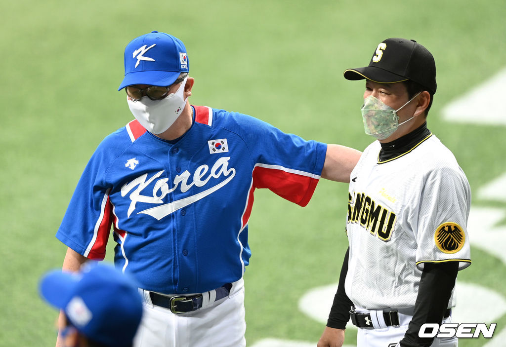 2020 도쿄올림픽에 참가할 야구 국가대표팀이 23일 오후 서울 고척스카이돔에서 상무 야구단과 연습 경기를 했다.경기에 앞서 야구대표팀 김경문 감독과 상무 박치왕 감독이 인사를 나누고 있다. 2021.07.23 /sunday@osen.co.kr