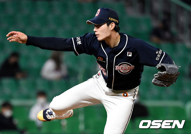 8회말 SSG 타선을 상대로 두산 투수 이승진이 힘차게 공을 뿌리고 있다. / dreamer@osen.co.kr