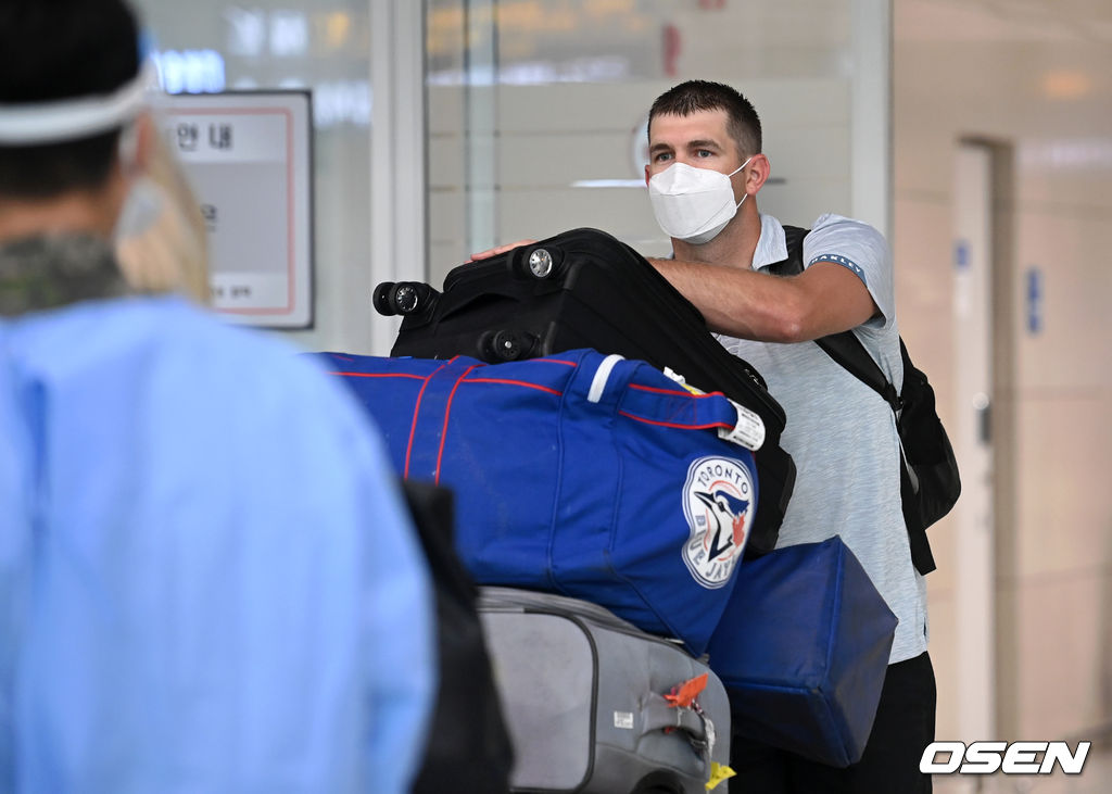 KT 제라드 호잉이 입국장을 나서고 있다. /cej@osen.co.kr