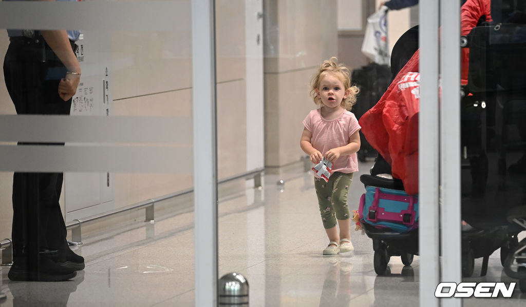 KT 제라드 호잉의 둘째 딸 메디슨이 입국장을 나서고 있다. /cej@osen.co.kr
