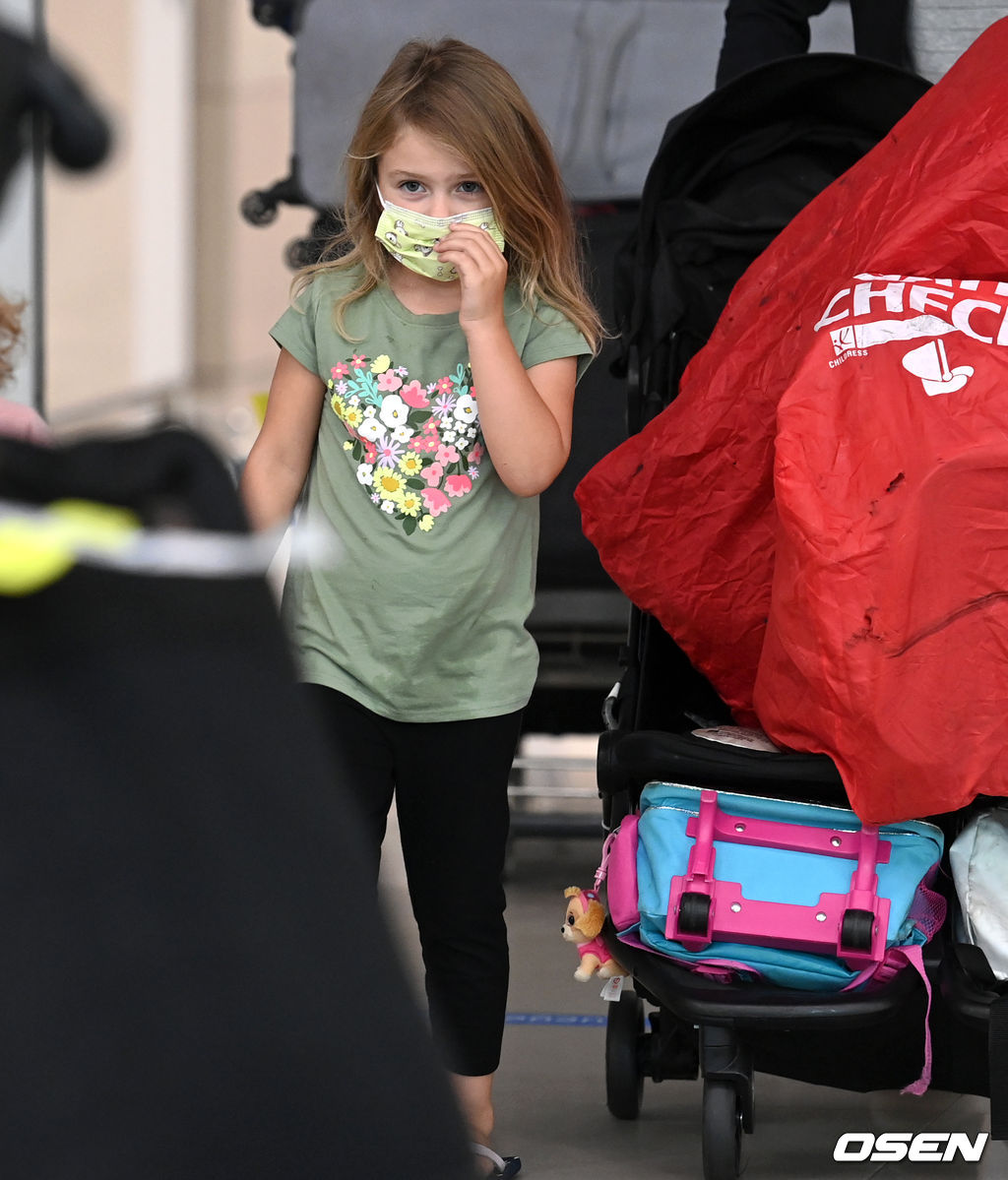 KT 제라드 호잉의 첫째 딸 칼리가 입국장을 나서고 있다. /cej@osen.co.kr