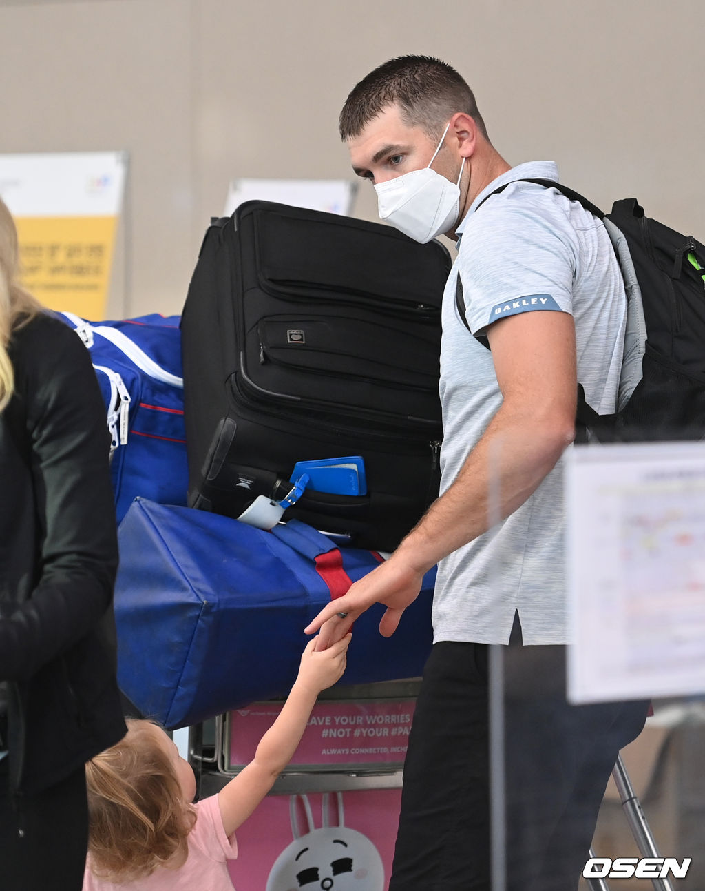 KT 제라드 호잉이 둘째 딸 메디슨의 손을 잡아주고 있다. /cej@osen.co.kr