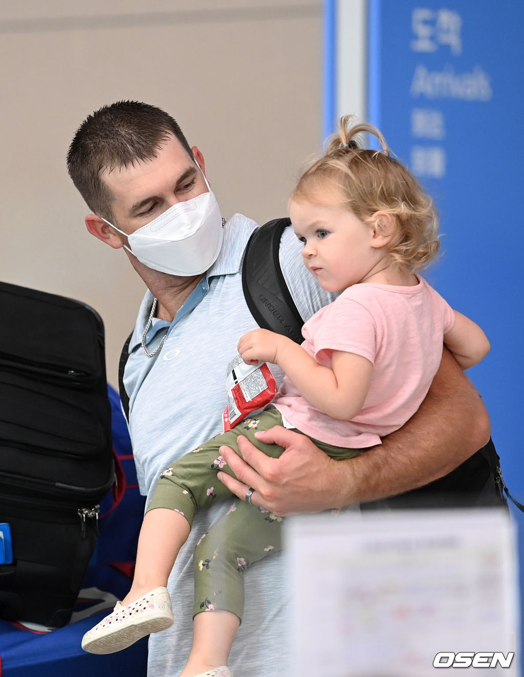 KT 제라드 호잉이 둘째 딸 메디슨을 품에 안고 있다. /cej@osen.co.kr