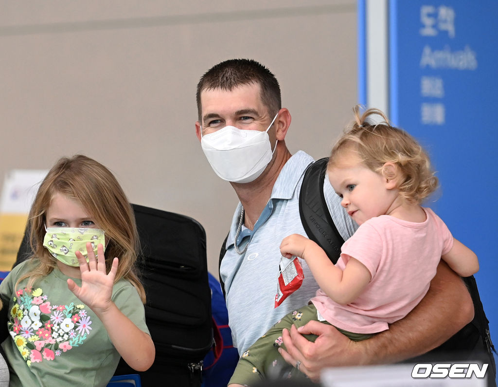 KT 제라드 호잉이 입국장을 나서며 가족들과 포즈를 취하고 있다. /cej@osen.co.kr