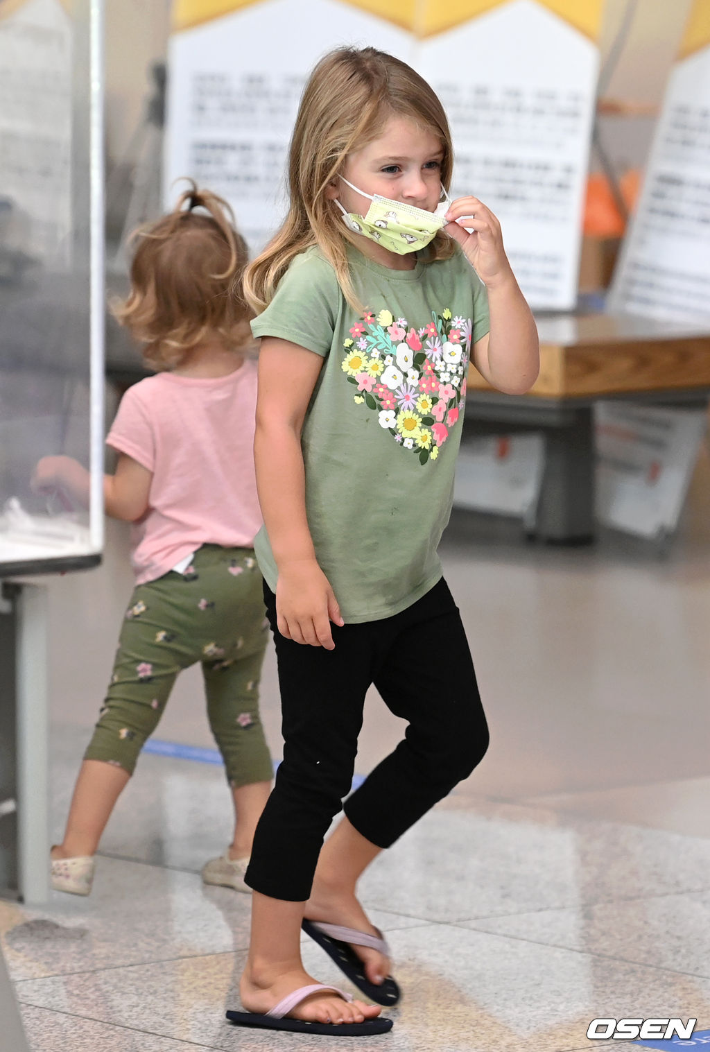 KT 제라드 호잉의 첫째 딸 칼리가 입국장을 나서고 있다. /cej@osen.co.kr