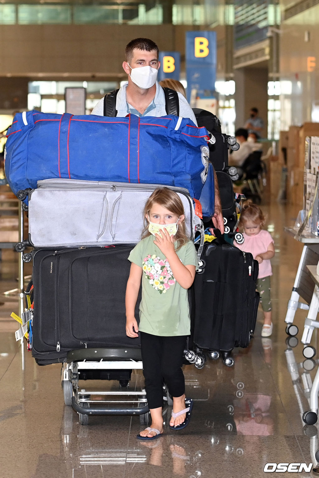 KT 제라드 호잉과 첫째 딸 칼리가 입국장을 나서고 있다. /cej@osen.co.kr