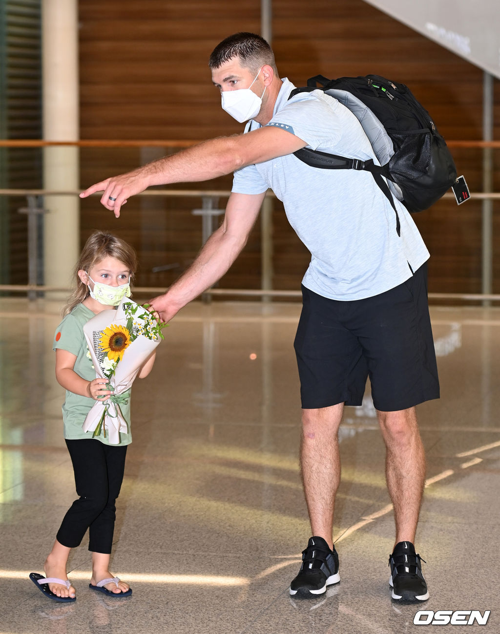 KT 제라드 호잉이 첫째 딸 칼리와 포토타임을 준비하고 있다. /cej@osen.co.kr