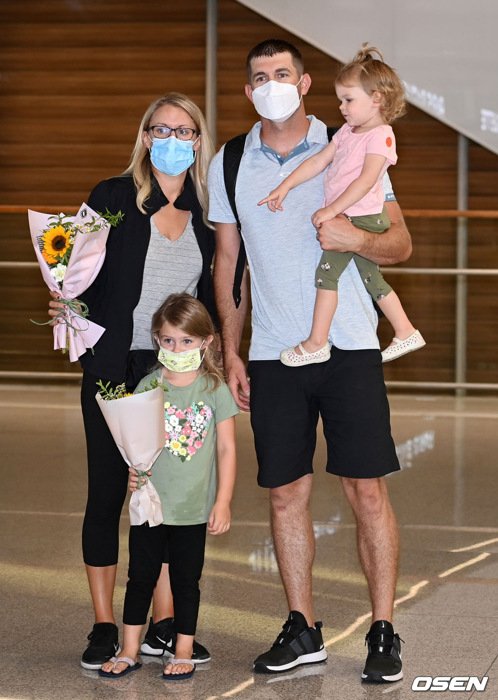 KT 제라드 호잉이 가족과 포즈를 취하고 있다. /cej@osen.co.kr