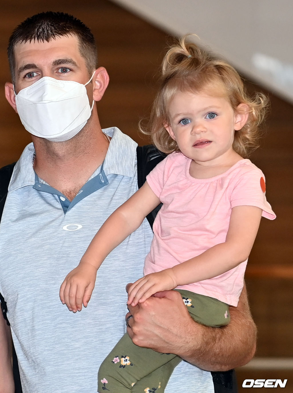 KT 제라드 호잉이 둘째 딸 메디슨을 품에 안고 있다. /cej@osen.co.kr