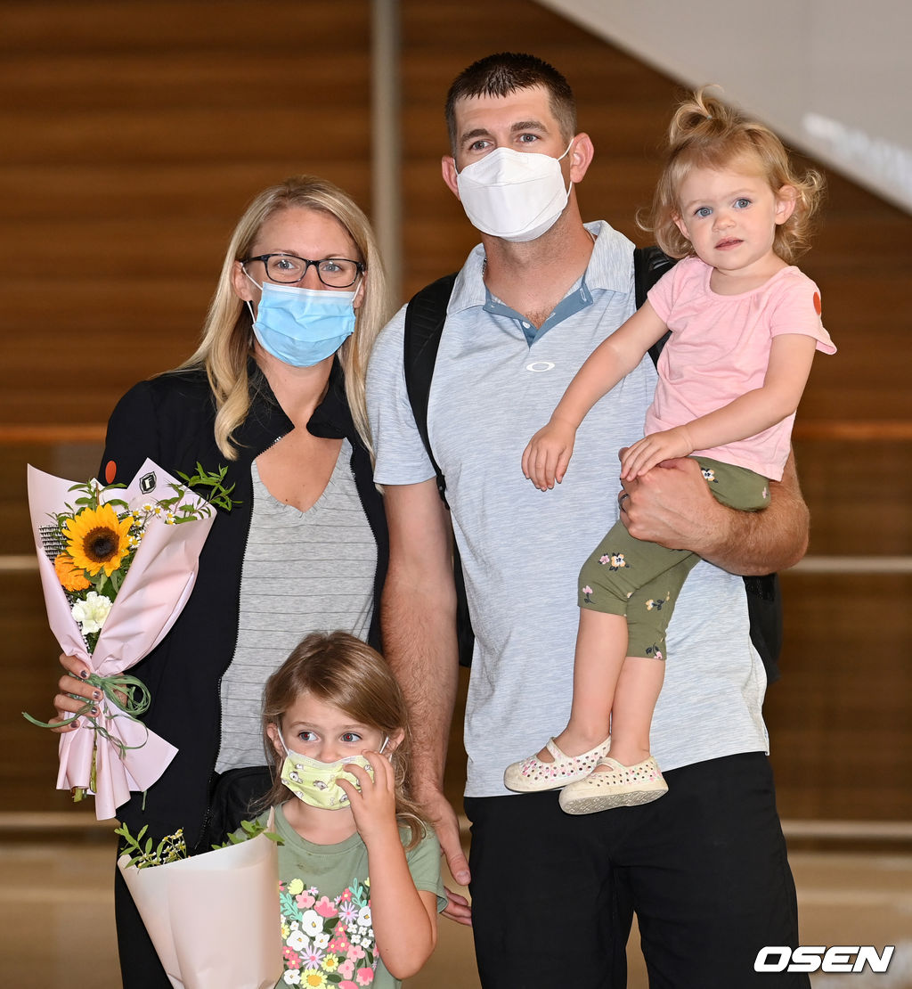 KT 제라드 호잉이 입국장을 나서며 가족들과 포즈를 취하고 있다. /cej@osen.co.kr