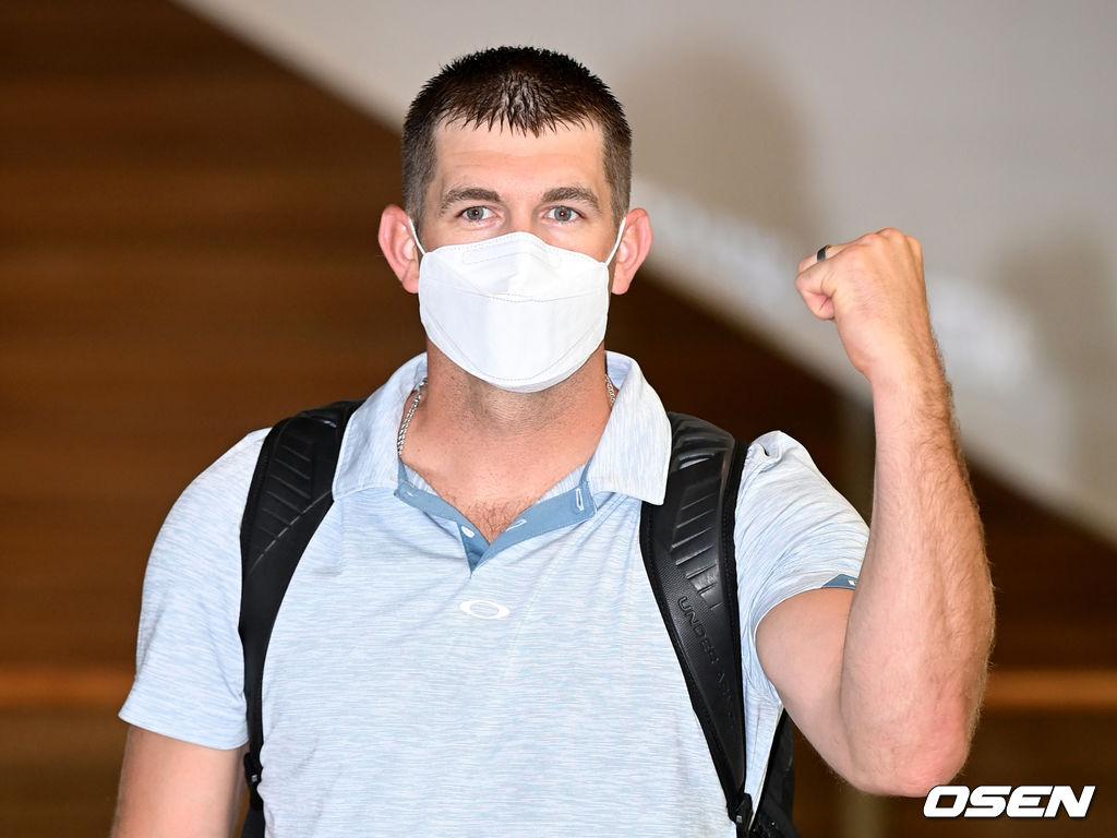 KT 제라드 호잉이 입국장을 나서며 포즈를 취하고 있다. /cej@osen.co.kr