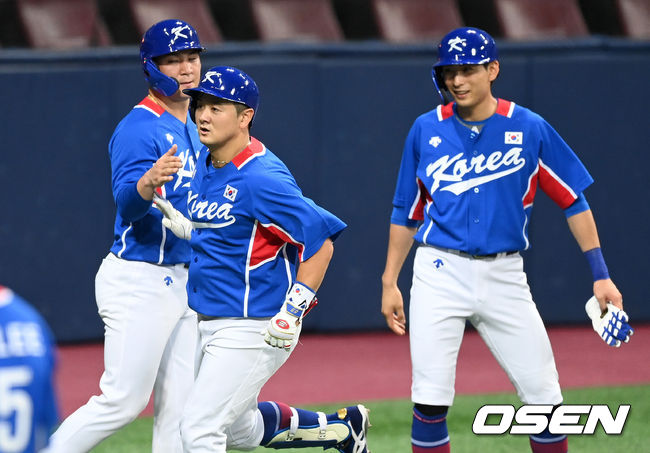 김경문 감독이 이끄는 2020 도쿄 올림픽 야구 국가대표팀이 23일 오후 서울 고척스카이돔에서 상무와 평가전을 가졌다. 7회말 2사 1,2루에서 대표팀 최주환이 우월 스리런 홈런을 치고 홈에서 동료들의 축하를 받고 있다. 2021.07.23 /sunday@osen.co.kr