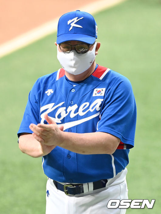 2020 도쿄올림픽에 참가할 야구 국가대표팀이 23일 오후 서울 고척스카이돔에서 상무 야구단과 연습 경기를 했다.경기에 앞서 야구대표팀 김경문 감독이 선수들을 격려하고 있다. 2021.07.23 /sunday@osen.co.kr