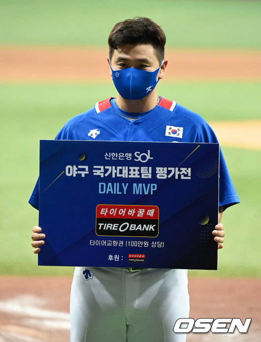 경기를 마치고 MVP로 선정된 최주환이 포즈를 취하고 있다. 2021.07.23 /jpnews@osen.co.kr