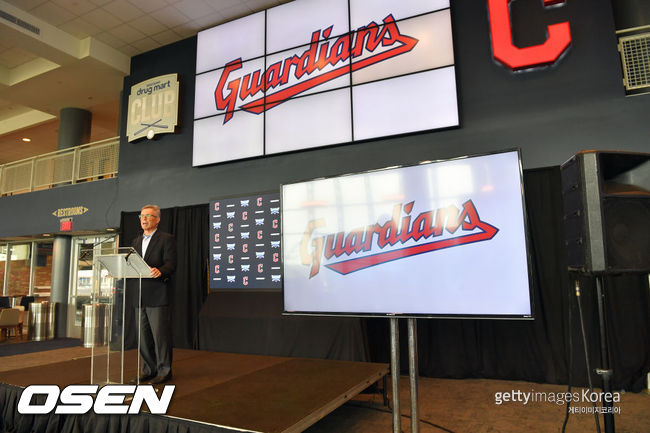 [사진] 클리블랜드의 폴 둘라 회장이 24일(한국시간) 새로운 팀명인 '가디언스'를 발표하고 있다.ⓒGettyimages(무단전재 및 재배포 금지)