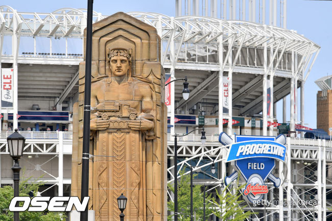 [사진] 클리블랜드 새로운 팀명의 유래가 된 가디언스 오브 트래픽 석상과 홈구장인 프로그래시브 필드. ⓒGettyimages(무단전재 및 재배포 금지)