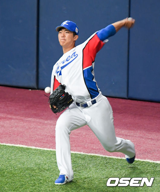 17일 오후 서울 고척스카이돔에서 도쿄올림픽에 출전하는 야구대표팀의 공식훈련이 진행됐다.이의리가 캐치볼을 하고 있다. 21.07.17 / soul1014@osen.co.kr