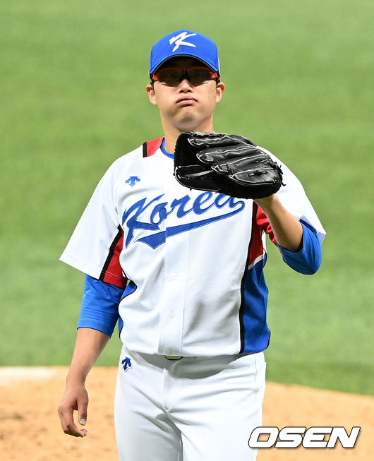 6회초 대표팀 박세웅이 3연속 볼넷을 허용하며 아쉬워하고 있다. 2021.07.24 /jpnews@osen.co.kr