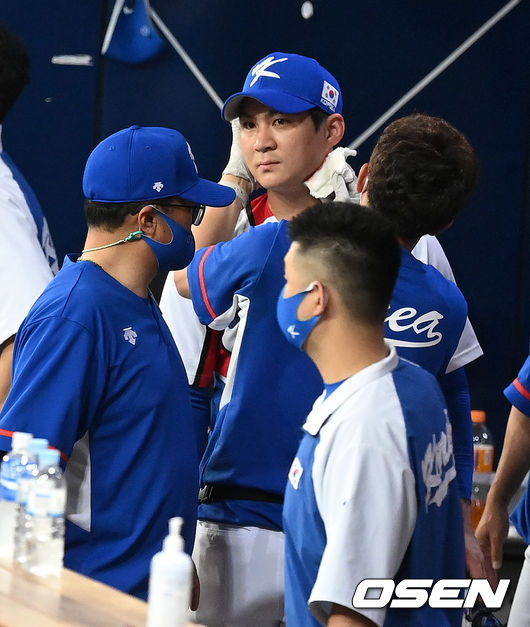 6회초 무사 만루에서 대표팀 오지환이 LG 채은성의 1타점 적시타에 2루 태그하는 과정에서 스파이크에 얼굴을 긁히며 부상을 당했다. 트레이너가 오지환의 상태를 체크하고 있다. 2021.07.24 /jpnews@osen.co.kr