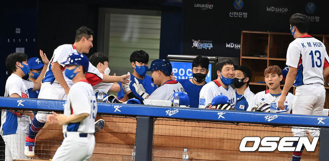 7회말 2사에서 대표팀 오재일이 솔로포를 날리고 동료선수들과 기뻐하고 있다. 2021.07.24 /jpnews@osen.co.kr