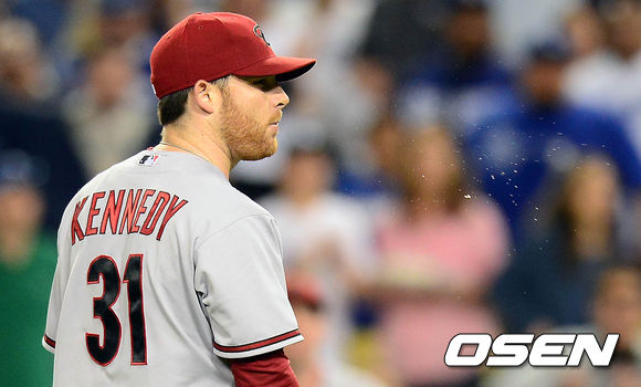 [사진] 2013년 6월12일(한국시간) 당시 애리조나 소속이었던 이안 케네디가 다저스 잭 그레인키를 맞혀 퇴장 명령을 받고 있다. /OSEN DB