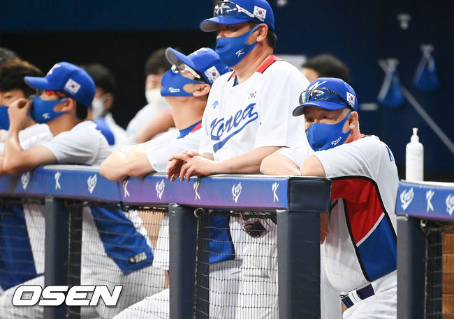 김경문 감독이 이끄는 2020 도쿄 올림픽 야구 국가대표팀이 24일 오후 서울 고척스카이돔에서 LG 트윈스와 평가전을 가졌다. 8회초 김경문 감독이 경기를 지켜보고 있다. 2021.07.24 / soul1014@osen.co.kr