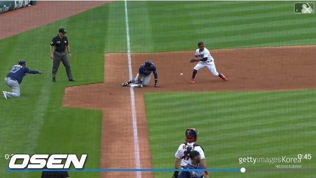[사진] 24일(한국시간) 열린 탬파베이-클리블랜드 경기 2회서 클리블랜드 호세 라미레스가 볼을 빠트리는 첫 실책을 범하는 순간. <mlb.com 중계화면 캡처>