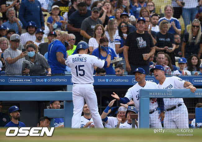 [사진] 오스틴 반스가 홈런을 치고 데이브 로버츠 감독 등 다저스 벤치의 환영을 받고 있다. 2021.07.25ⓒGettyimages(무단전재 및 재배포 금지)