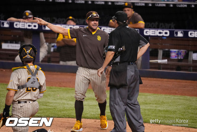 [사진] 스킵 슈메이커 부감독이 퇴장 명령을 받은 뒤 덕 에딩스 심판에게 어필하고 있다. 2021.07.25 ⓒGettyimages(무단전재 및 재배포 금지)