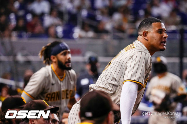 [사진] 페르난도 타티스 주니어(왼쪽), 매니 마차도 등 샌디에이고 선수들이 6회 심판들에게 불만을 나타내고 있다. 2021.07.25 ⓒGettyimages(무단전재 및 재배포 금지)