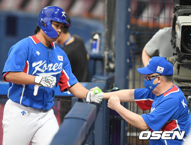 김경문 감독이 이끄는 2020 도쿄 올림픽 야구 국가대표팀이 25일 오후 서울 고척스카이돔에서 키움 히어로즈와 평가전을 가졌다. 8회초 1사 대표팀 강백호가 솔로 홈런을 때린 뒤 김경문 감독과 세레머니를 하고 있다. 2021.07.25 /youngrae@osen.co.kr
