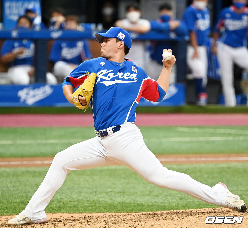 8회말 1사 키움 전병우 타석에서 마운드에 오른 대표팀 김진욱이 힘차게 공을 뿌리고 있다. 2021.07.25 / rumi@osen.co.kr