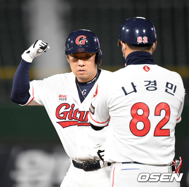 7회말 무사 1루에서 롯데 안치홍이 우전 안타를 치고 환호하고 있다.